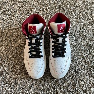 Air Jordan 1mids (Gym Red)